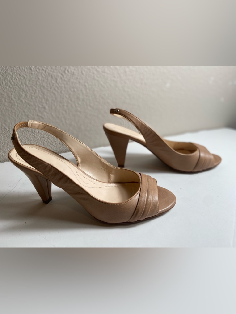 Tahari~Bravo~Neutral~Tan~Leather~Sleek~
Slingback~Peep Toe~Pump~Heel~Size 7.5